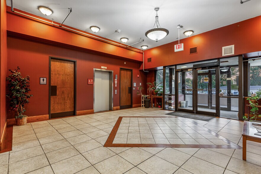 810 4th Ave S, Moorhead, MN à vendre - Photo du bâtiment - Image 3 de 13