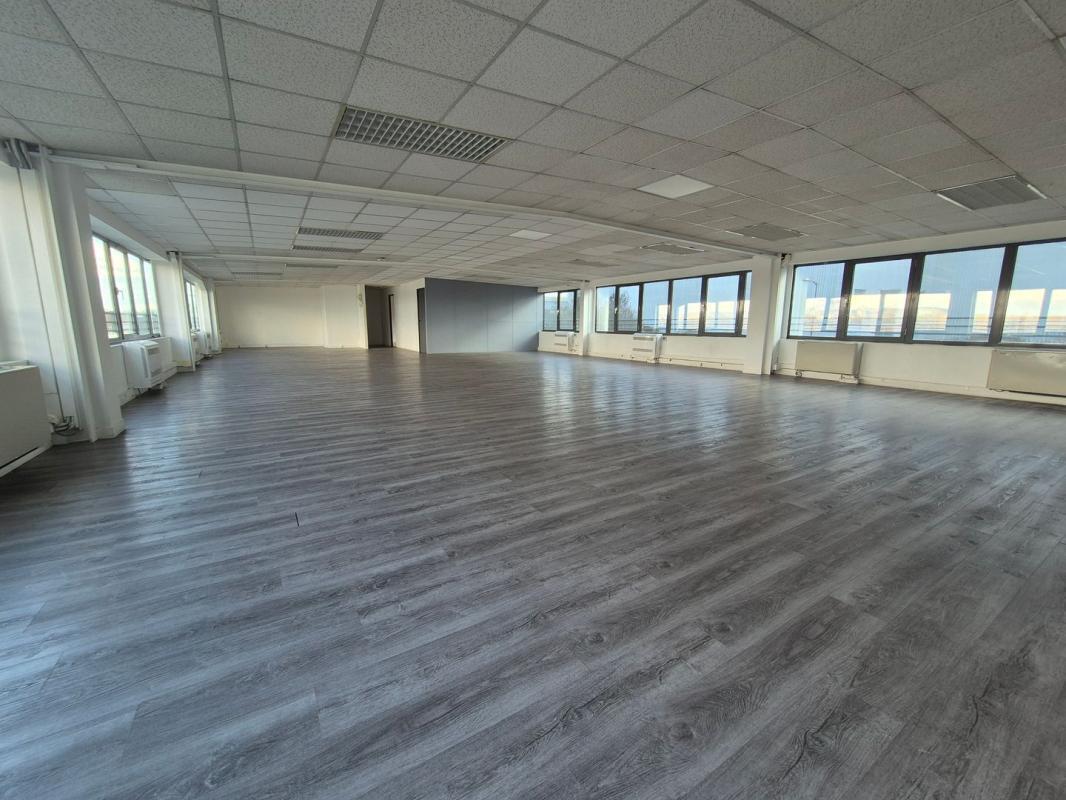 Office in Le Thillay for lease Interior Photo- Image 1 of 5