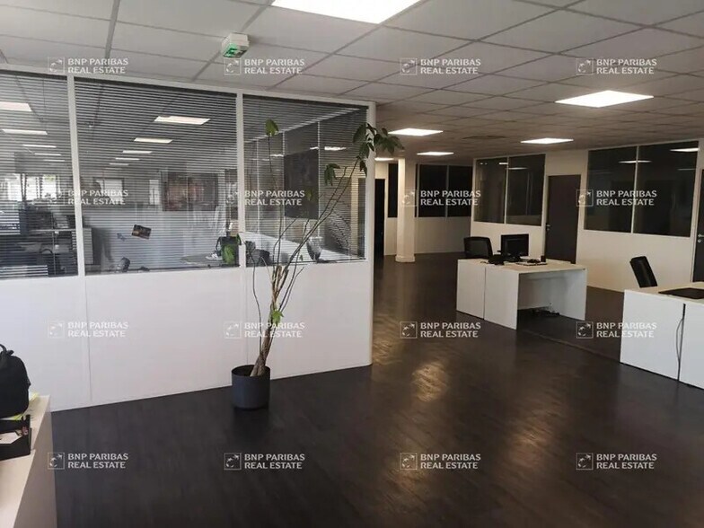 Local d'activités dans Neuilly-Plaisance à vendre - Photo intérieure - Image 2 de 9