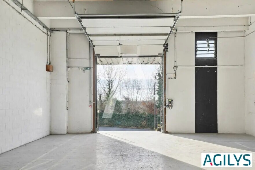 Flex in Rungis for lease - Interior Photo - Image 2 of 12