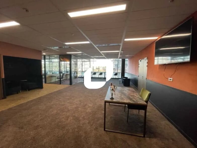 Office in Montrouge for lease - Building Photo - Image 2 of 18