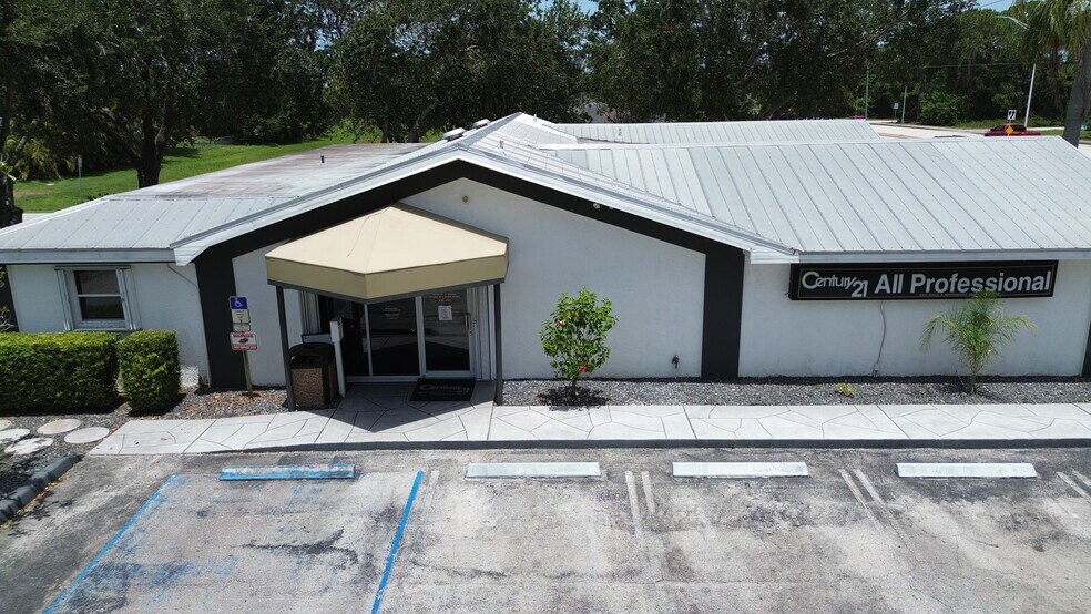 1399 SE Port St Lucie Blvd, Port Saint Lucie, FL à louer - Photo du bâtiment - Image 2 de 34