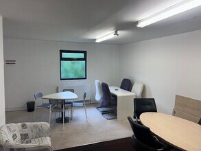 8 Butts Rd, Chiseldon for lease Interior Photo- Image 2 of 4