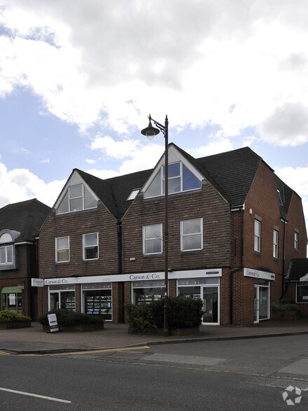 39 Guildford Rd, Lightwater à louer - Photo du bâtiment - Image 3 de 9