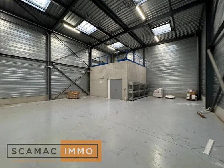 Industrial in Bondoufle for lease - Building Photo - Image 2 of 6
