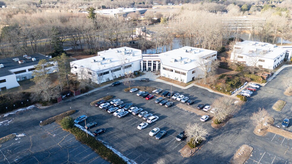 6 Griffin Rd N, Windsor, CT à vendre - Photo du bâtiment - Image 3 de 6