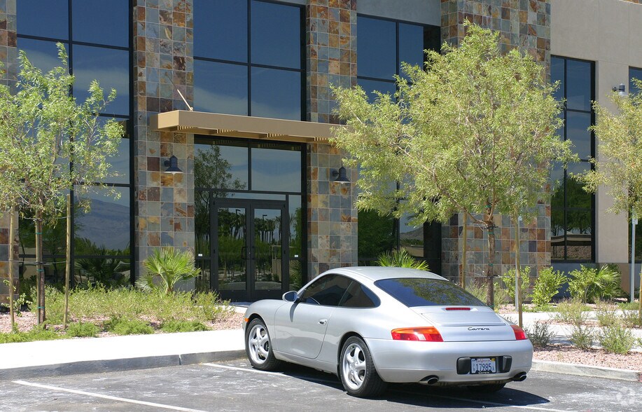 1707 Village Center Cir, Las Vegas, NV à louer - Photo du bâtiment - Image 3 de 14