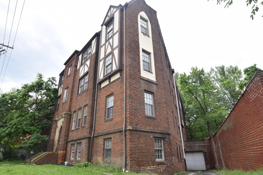 2260 Noble Rd, Cleveland Heights, OH à vendre - Photo du bâtiment - Image 2 de 8