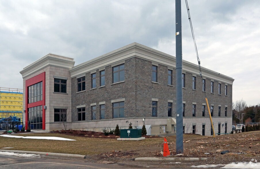 28 Bett Ct, Guelph, ON à louer - Photo du bâtiment - Image 2 de 4