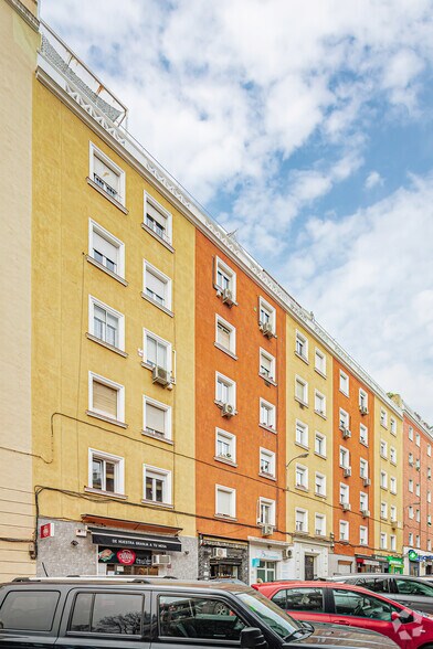 Commerce de détail dans Madrid, Madrid à louer - Photo du bâtiment - Image 2 de 2