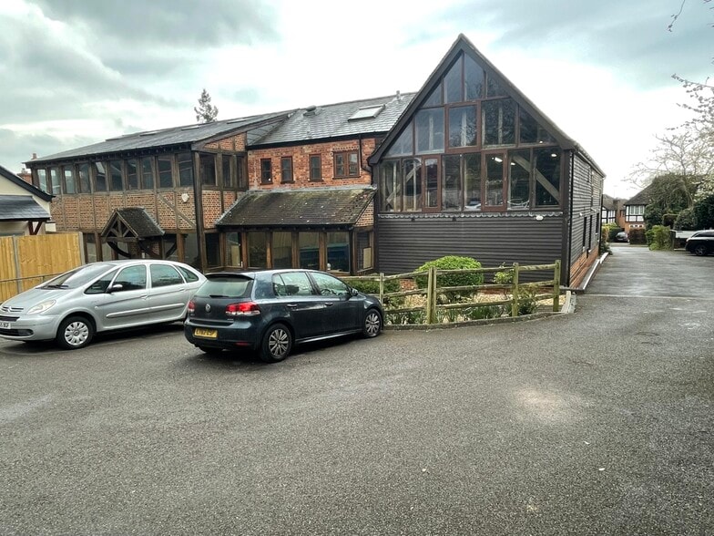 4 Hillside Rd, Aldershot for lease - Building Photo - Image 2 of 7