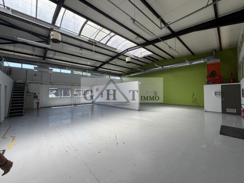 Industrial in Ozoir-la-Ferrière for lease - Building Photo - Image 3 of 10