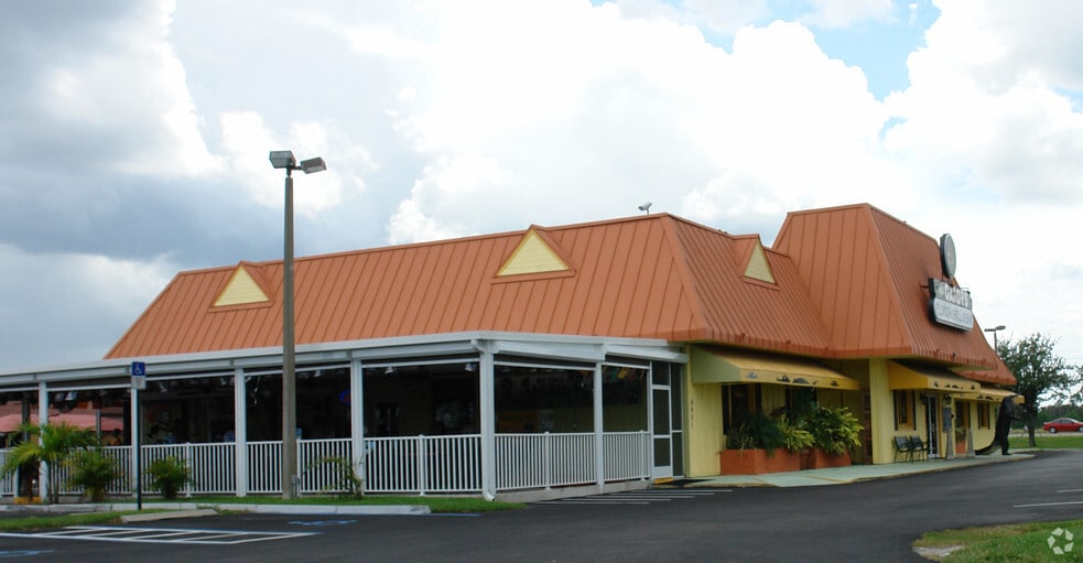 4451 Veronica S Shoemaker Blvd, Fort Myers, FL for lease - Building Photo - Image 2 of 9