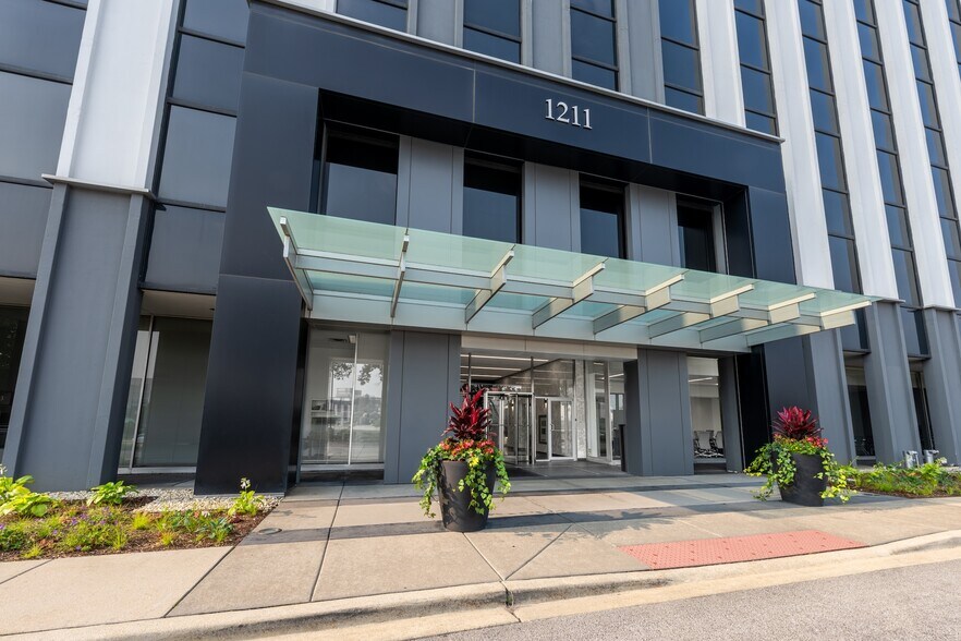 1211 W 22nd St, Oak Brook, IL à louer - Photo du bâtiment - Image 2 de 19
