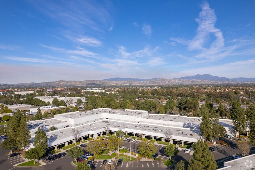 3002 Dow Ave, Tustin, CA à louer - Aérien - Image 2 de 31