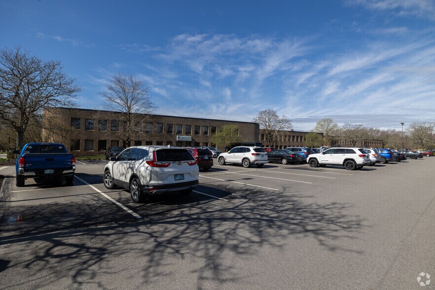 22 Cotton Rd, Nashua, NH à louer - Photo du bâtiment - Image 2 de 7