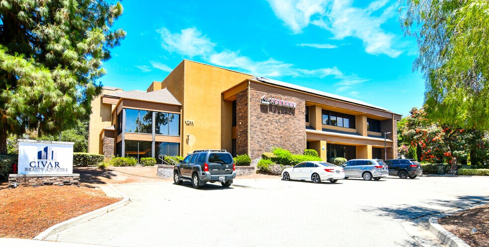 1211 Center Court Dr, Covina, CA à louer - Photo du bâtiment - Image 3 de 23