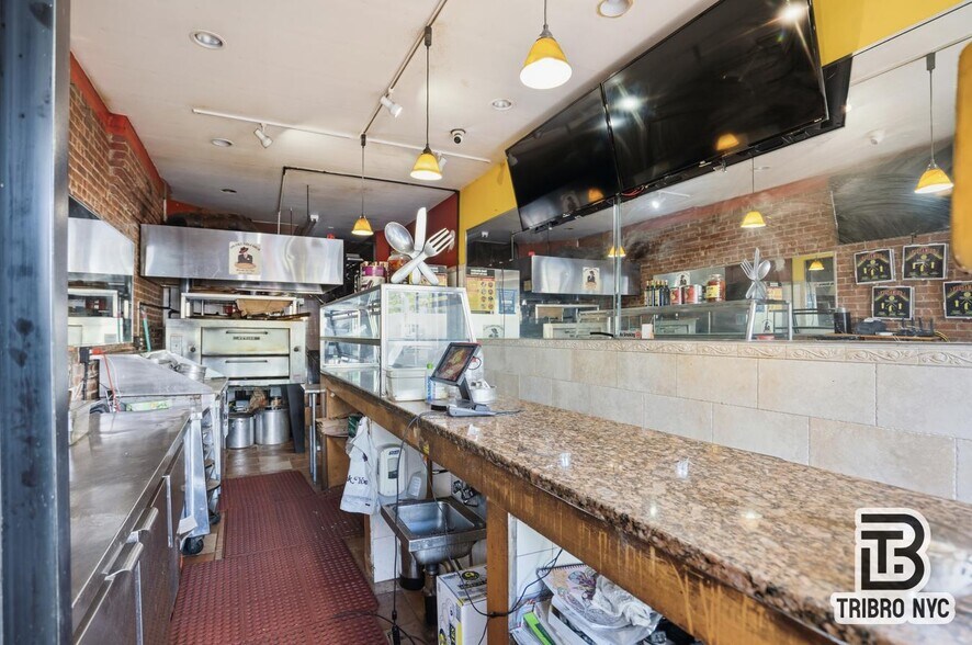 256 E 125th St, New York, NY à louer - Photo du bâtiment - Image 3 de 10