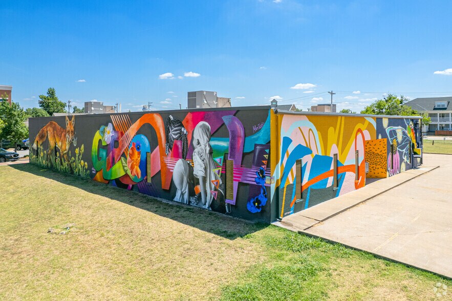 111 N Broadway, Edmond, OK à louer - Photo du bâtiment - Image 2 de 7