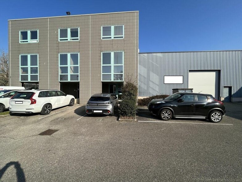 Office in Bron for lease - Building Photo - Image 3 of 11