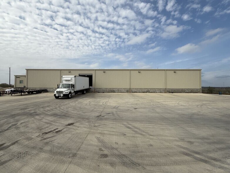 6750 S Old Bastrop Hwy, San Marcos, TX à louer - Photo du bâtiment - Image 3 de 9