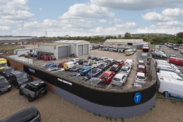 124-126A Nathan Way, Londres à vendre - Photo du bâtiment - Image 1 de 7