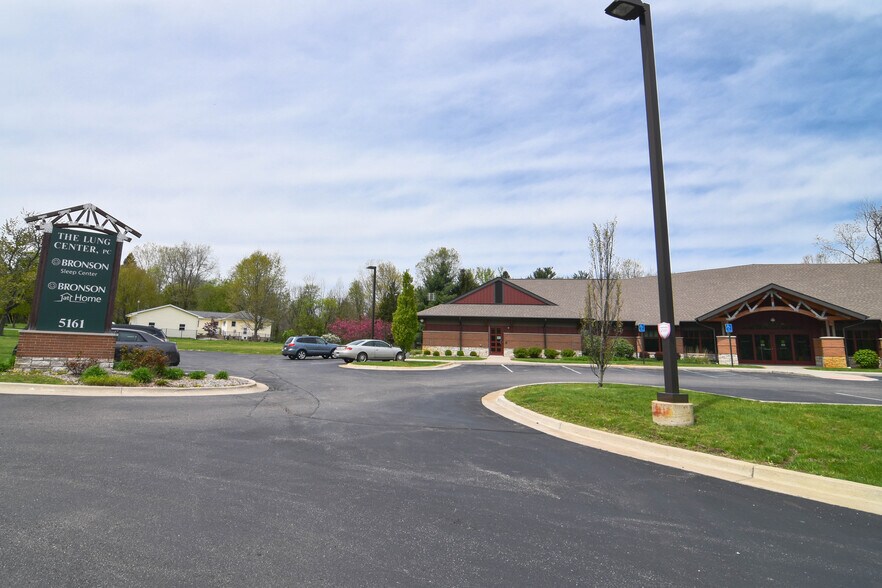 5161 B Dr S, Battle Creek, MI à vendre - Photo du bâtiment - Image 2 de 12