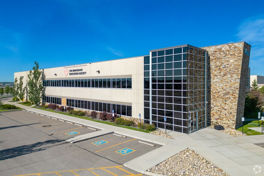 3675 63rd Ave NE, Calgary, AB à louer - Photo du bâtiment - Image 1 de 8