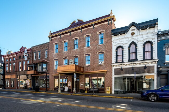 Plus de détails pour 35 W Jackson St, Millersburg, OH - Services hôteliers à vendre