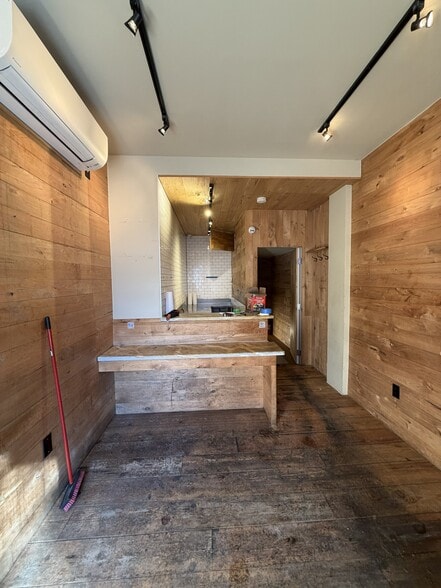 376 Graham Ave, Brooklyn, NY for lease - Building Photo - Image 3 of 8