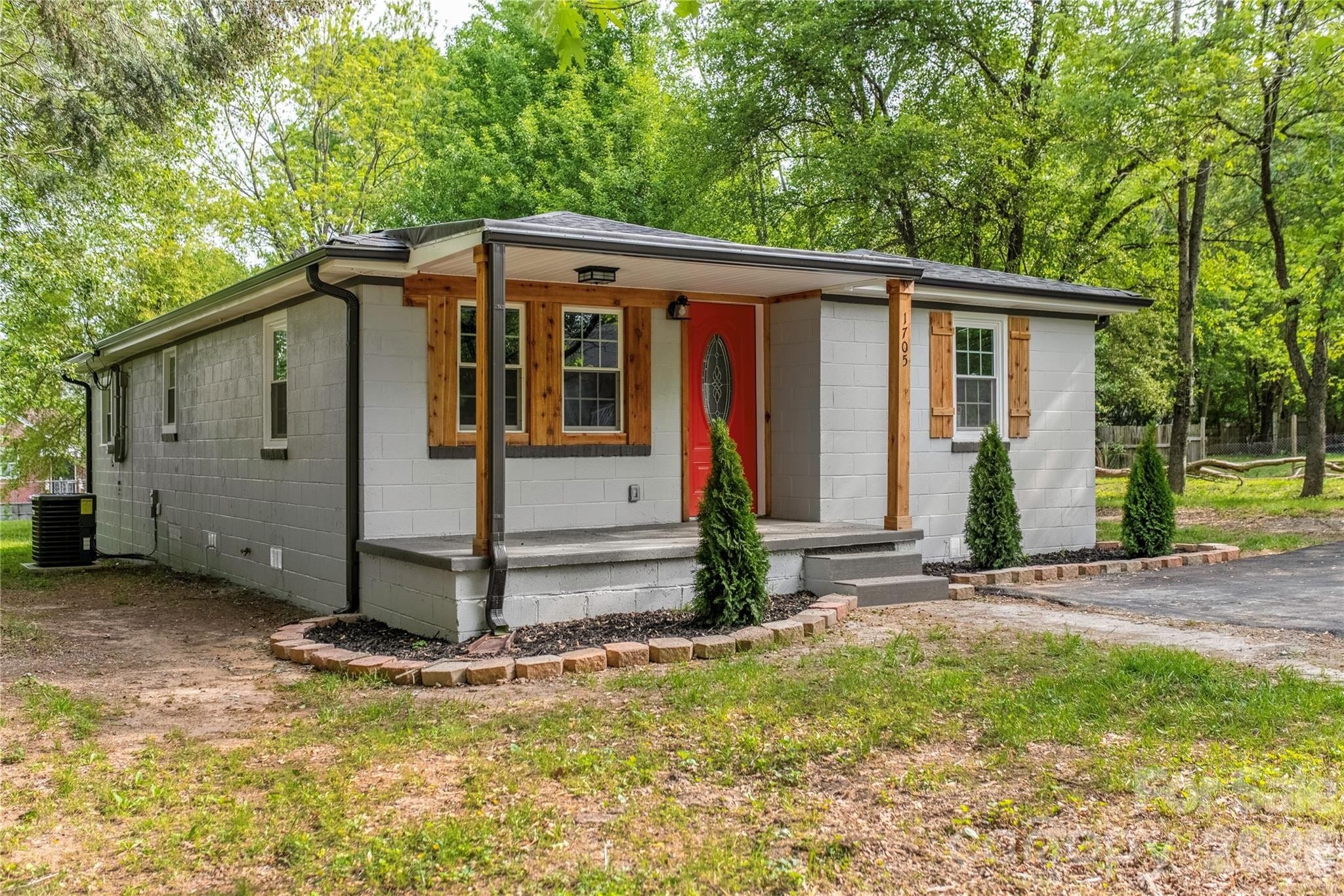 1705 E Cloaninger Ave, Statesville, NC for sale Primary Photo- Image 1 of 2