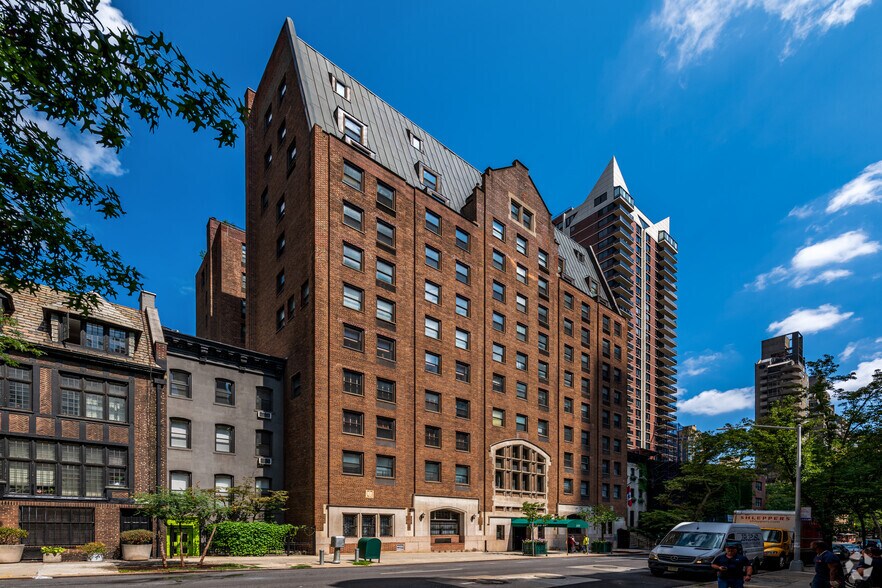 235 E 49th St, New York, NY à vendre - Photo du bâtiment - Image 2 de 2