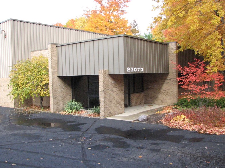 23070 Commerce Dr, Farmington, MI for lease - Primary Photo - Image 1 of 5