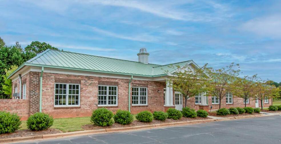 15810 Northcross Dr, Huntersville, NC for lease - Building Photo - Image 1 of 10