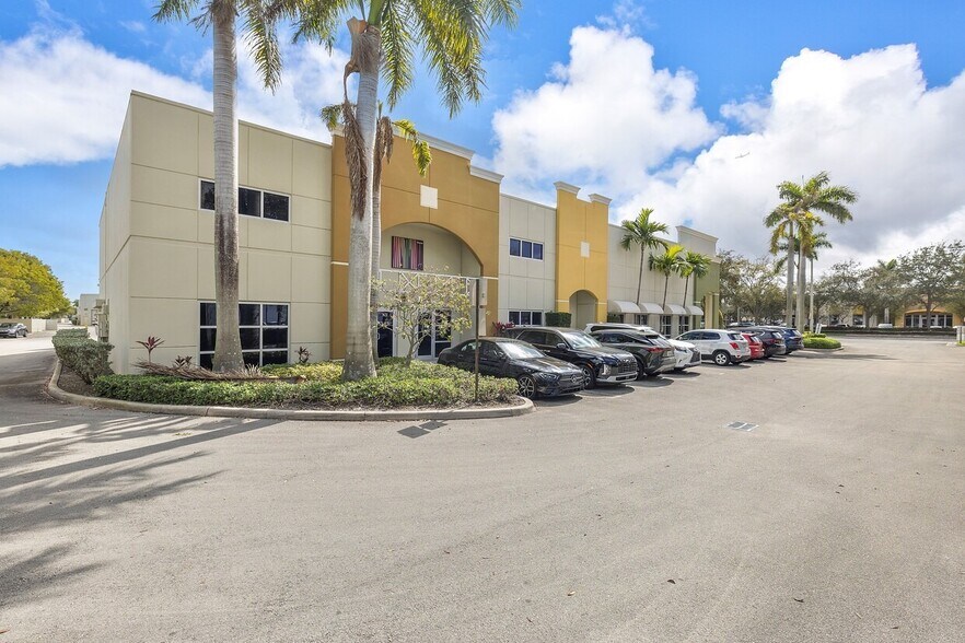 11251 NW 20th St, Miami, FL à louer - Photo du bâtiment - Image 2 de 2