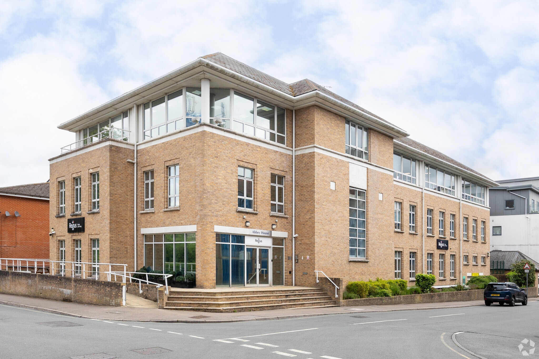 25 Clarendon Rd, Redhill for lease Primary Photo- Image 1 of 4