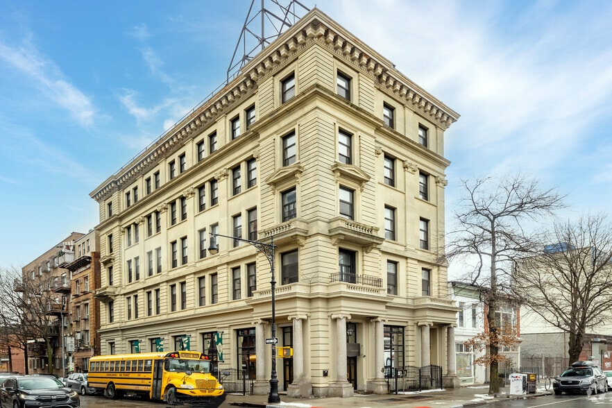 134 Broadway, Brooklyn, NY for lease - Primary Photo - Image 1 of 6