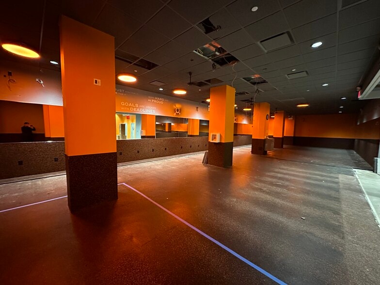 313-321 W 37th St, New York, NY for lease - Interior Photo - Image 3 of 9