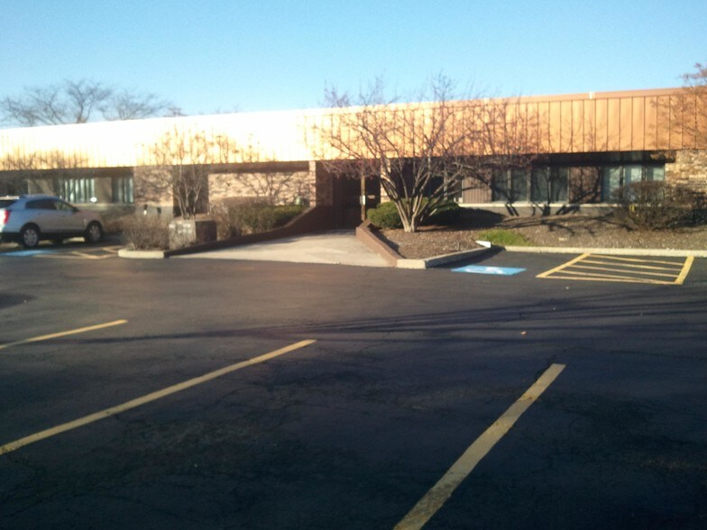 3701 Commercial Dr, Northbrook, IL à louer - Photo du bâtiment - Image 1 de 8