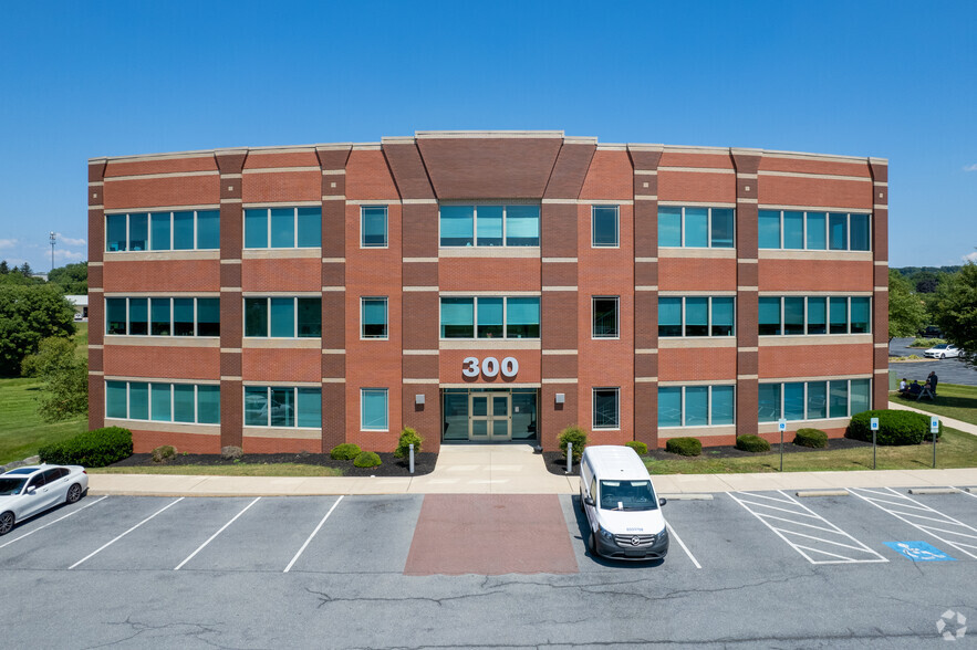 300 Granite Run Dr, Lancaster, PA for lease - Building Photo - Image 2 of 7