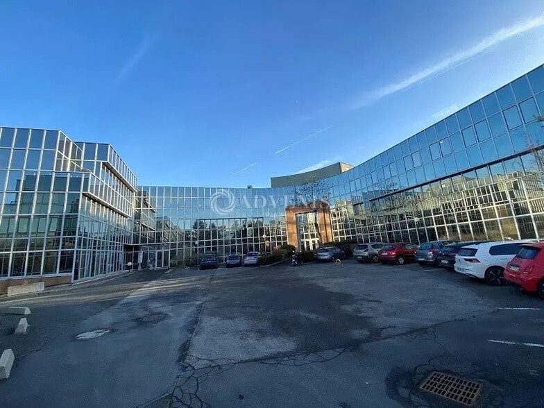 Office in Saint-Germain-en-Laye for lease - Building Photo - Image 1 of 6