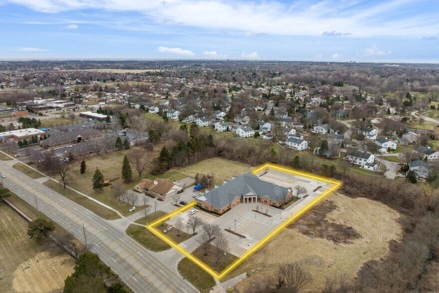 38550 Garfield Rd, Clinton Township, MI à louer - Photo du bâtiment - Image 1 de 2