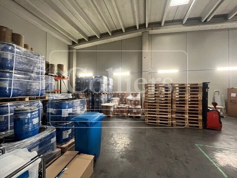 Flex in Vitrolles for lease - Interior Photo - Image 2 of 6
