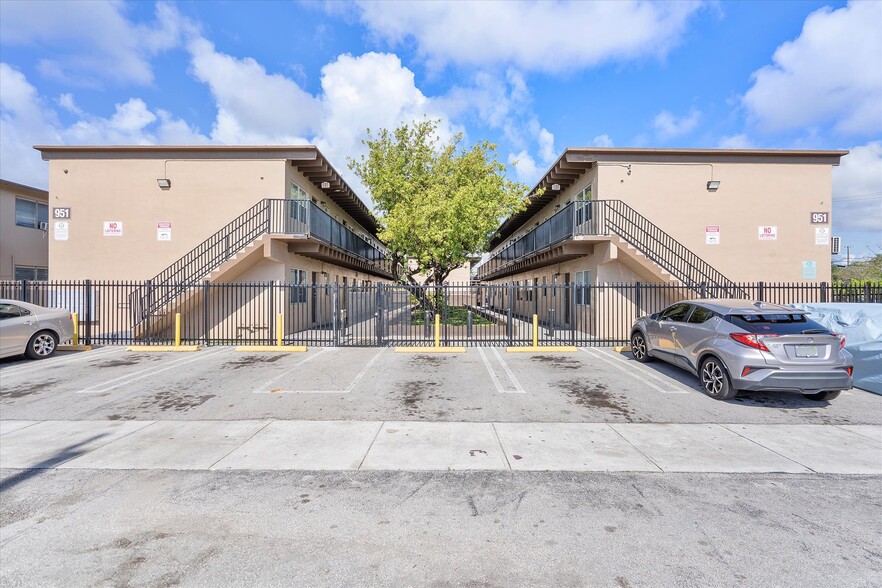 901-951 NW 8th Ave, Pompano Beach, FL à vendre - Photo du bâtiment - Image 1 de 17