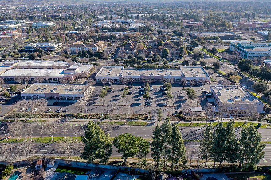 4501 Hopyard Rd, Pleasanton, CA à louer - Photo du bâtiment - Image 2 de 6