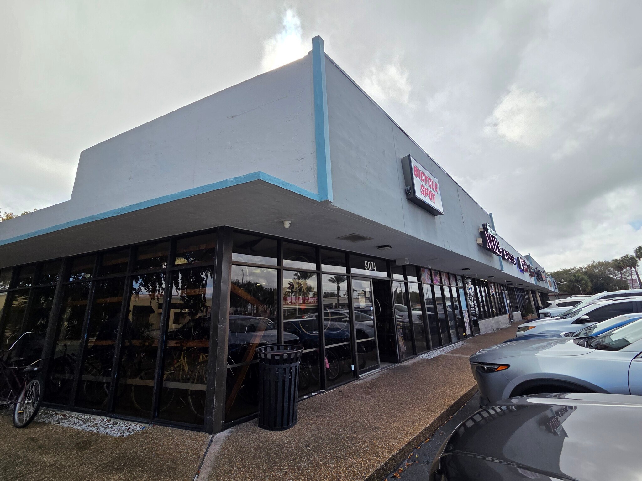 5050-5074 N Dixie Hwy, Oakland Park, FL à louer Photo principale- Image 1 de 11