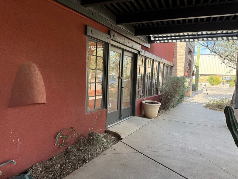 6130-6142 E Cave Creek Rd, Cave Creek, AZ à louer - Photo du bâtiment - Image 3 de 19