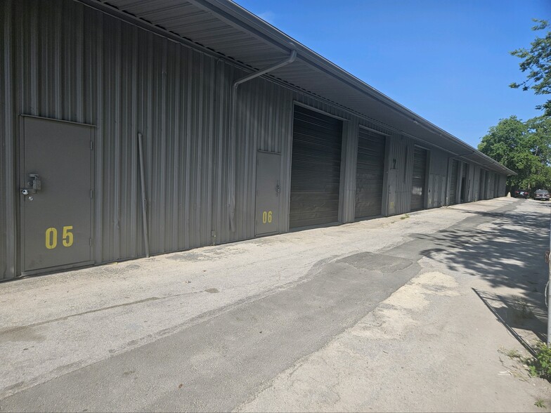 3033 NE 19th Dr, Gainesville, FL for lease - Primary Photo - Image 1 of 16