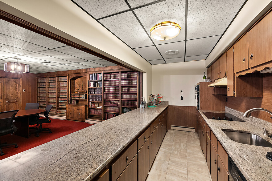 22815 Kelly Rd, Eastpointe, MI for lease - Building Photo - Image 3 of 19