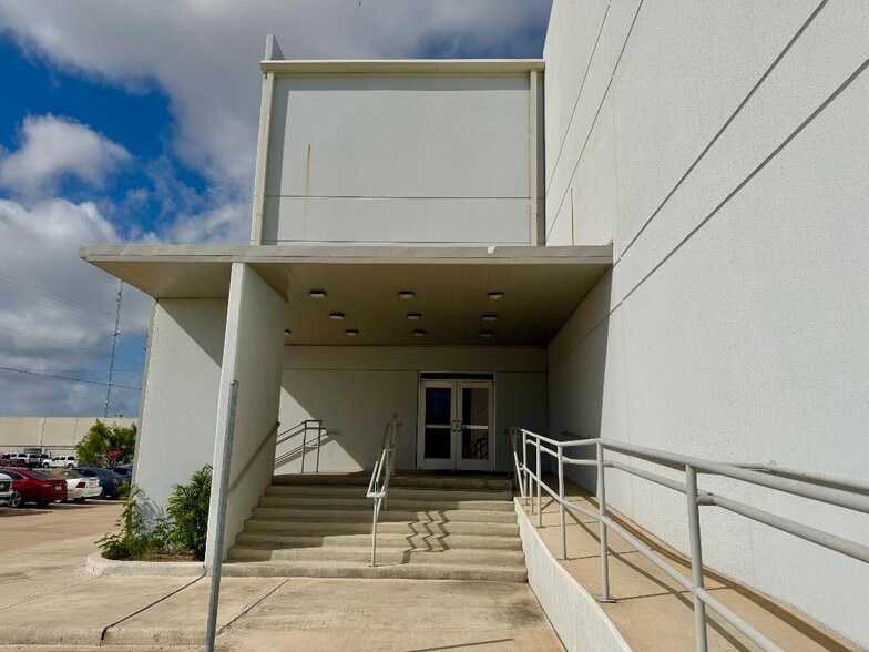 13802 N Unitec Dr, Laredo, TX for lease - Building Photo - Image 3 of 4